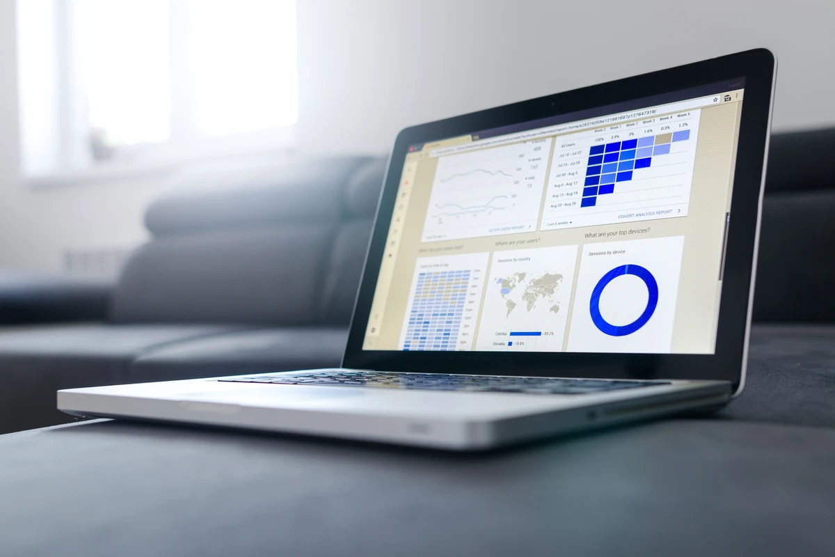 Google Analytics 4: najczęstsze błędy w konfiguracji Laptop z wykresami i danymi analitycznymi na ekranie w jasnym pomieszczeniu