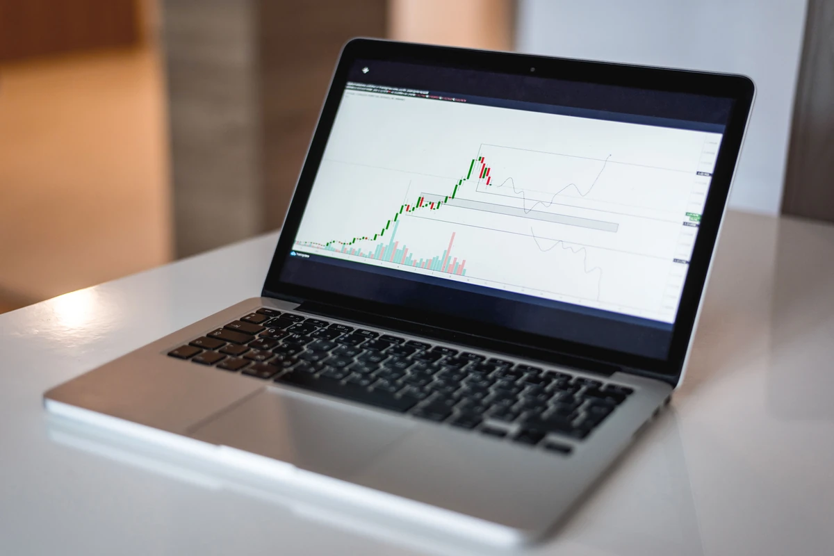 Google Search Console: jak aktualizować stare wpisy blogowe na podstawie danych Zbliżenie na laptop z wykresem notowań na ekranie