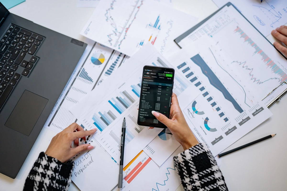 Dane pierwszej strony w marketingu: jak wykorzystać formularze, CRM i analitykę Widok z góry na wykresy i smartfon na biurku