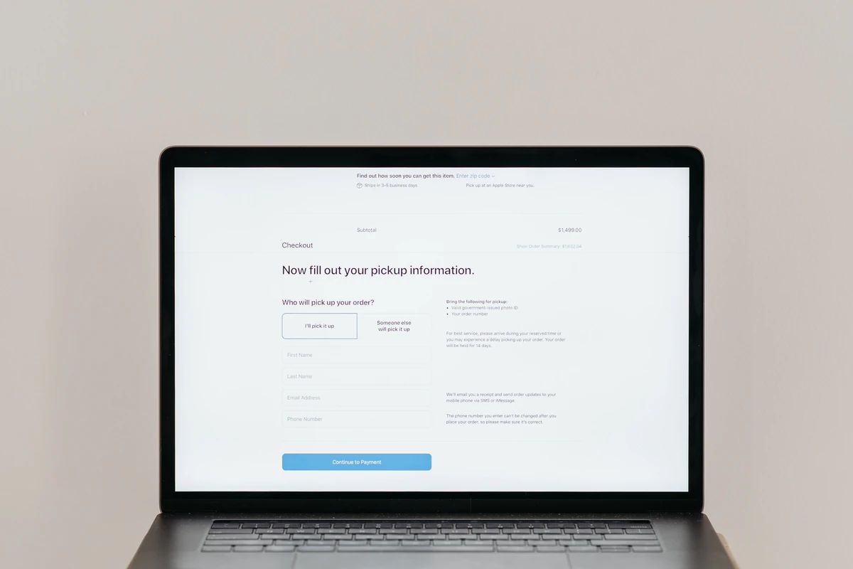 Laptop z formularzem zamówienia w sklepie internetowym