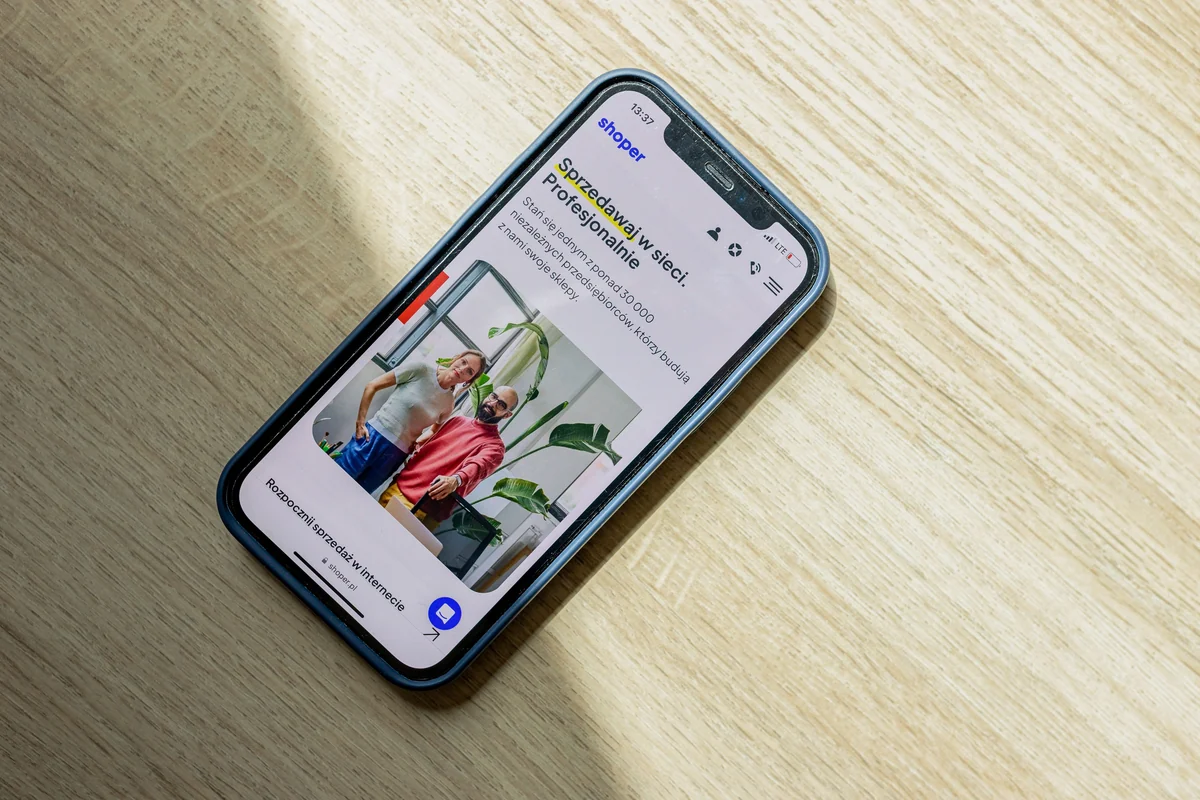 Mobile SEO: na czym polega i dlaczego jest ważne? Smartfon z otwartą stroną sklepu internetowego