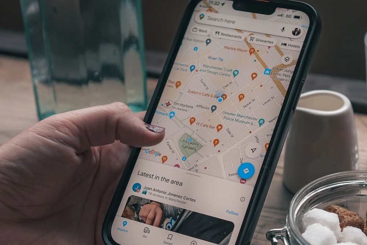 Profil Firmy w Google: 4 zmiany z września, które warto sprawdzić Telefon z otwartymi Mapami Google: pinezki lokalnych firm i sekcja Najnowsze w okolicy z aktualnościami