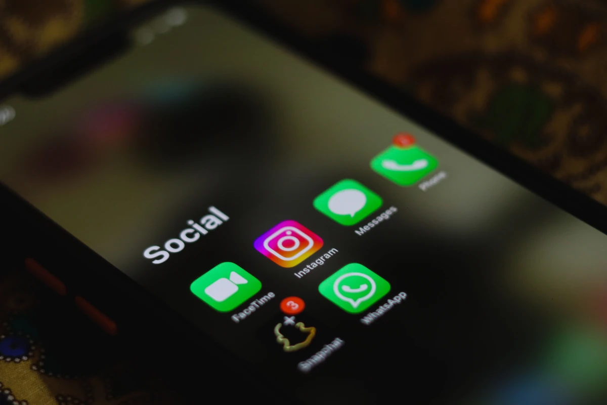 5 sposobów na skuteczne pozycjonowanie sklepu internetowego i zwiększenie sprzedaży Zbliżenie na ekran smartfona z ikonami aplikacji mediów społecznościowych