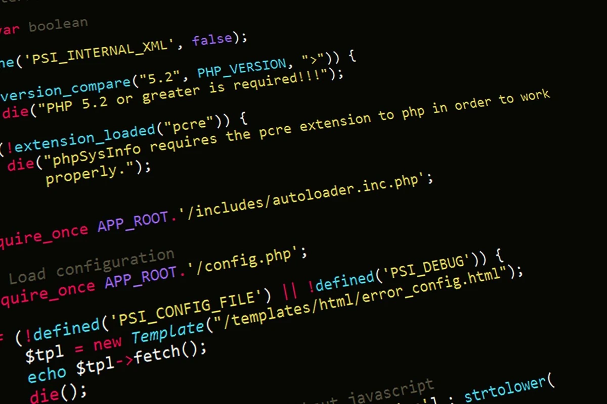Szybkość ładowania strony a SEO i UX: co naprawdę warto poprawić? Zbliżenie na kod PHP wyświetlony na ekranie komputera