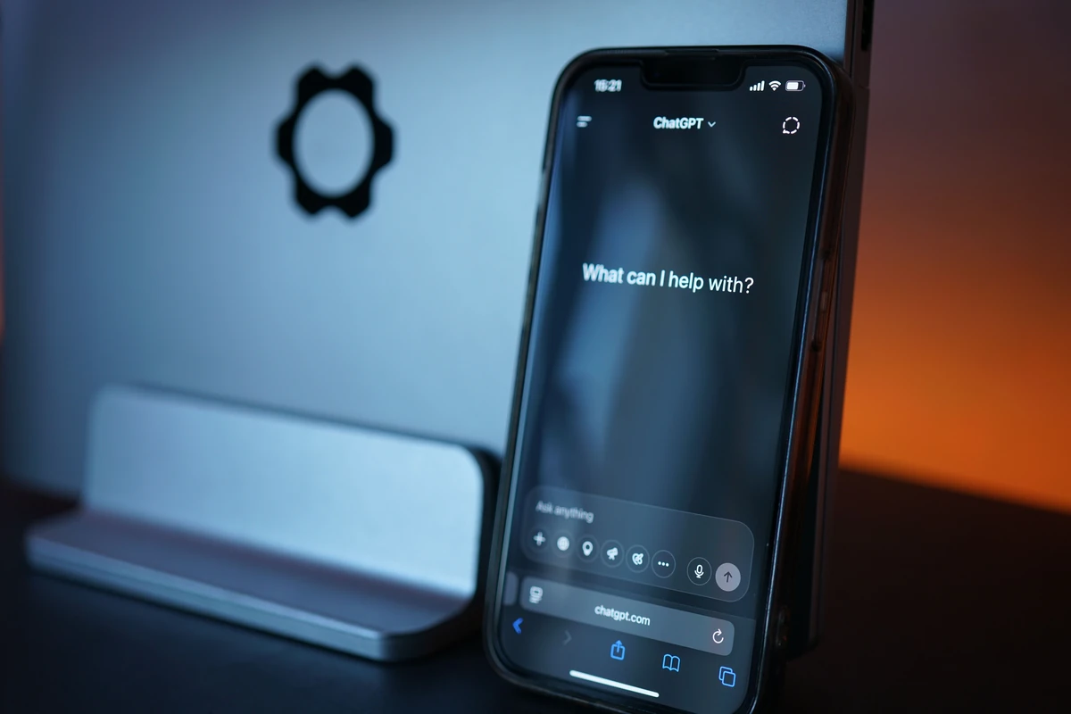 Trendy SEO 2026: nowe wyzwania dla widoczności strony Zbliżenie na smartfon z interfejsem czatu AI