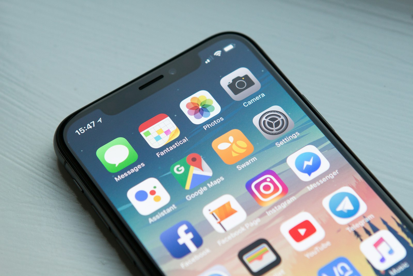 Osoba z telefonem - metafora wyszukiwania i reklam Search w AI Mode